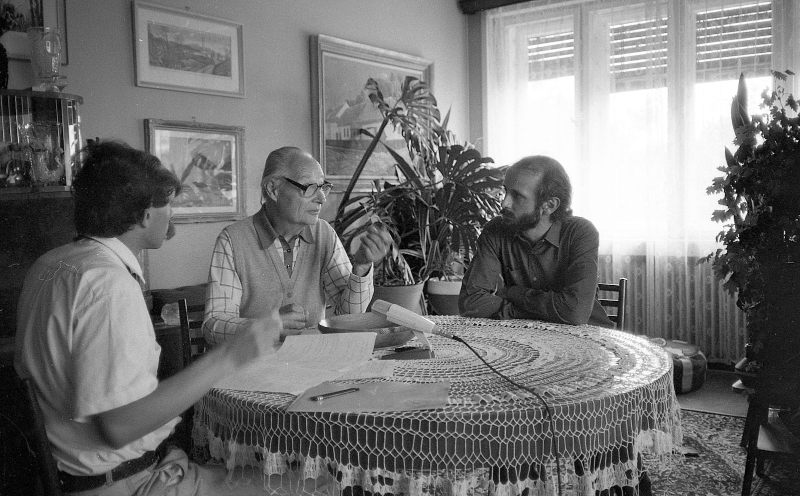 Rozhovor režiséra MUDr. Jaroslava Hanzela (vlevo) s Alexandrem Dubčekem. Vpravo kameraman Michal Hýbek. Foto archiv MUDr. Jaroslava Hanzela